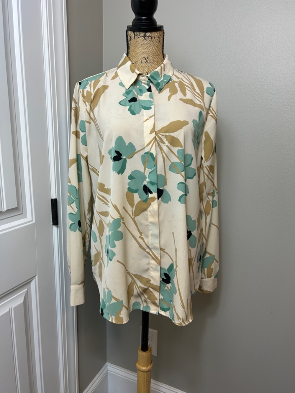 H&M Floral Button down blouse medium